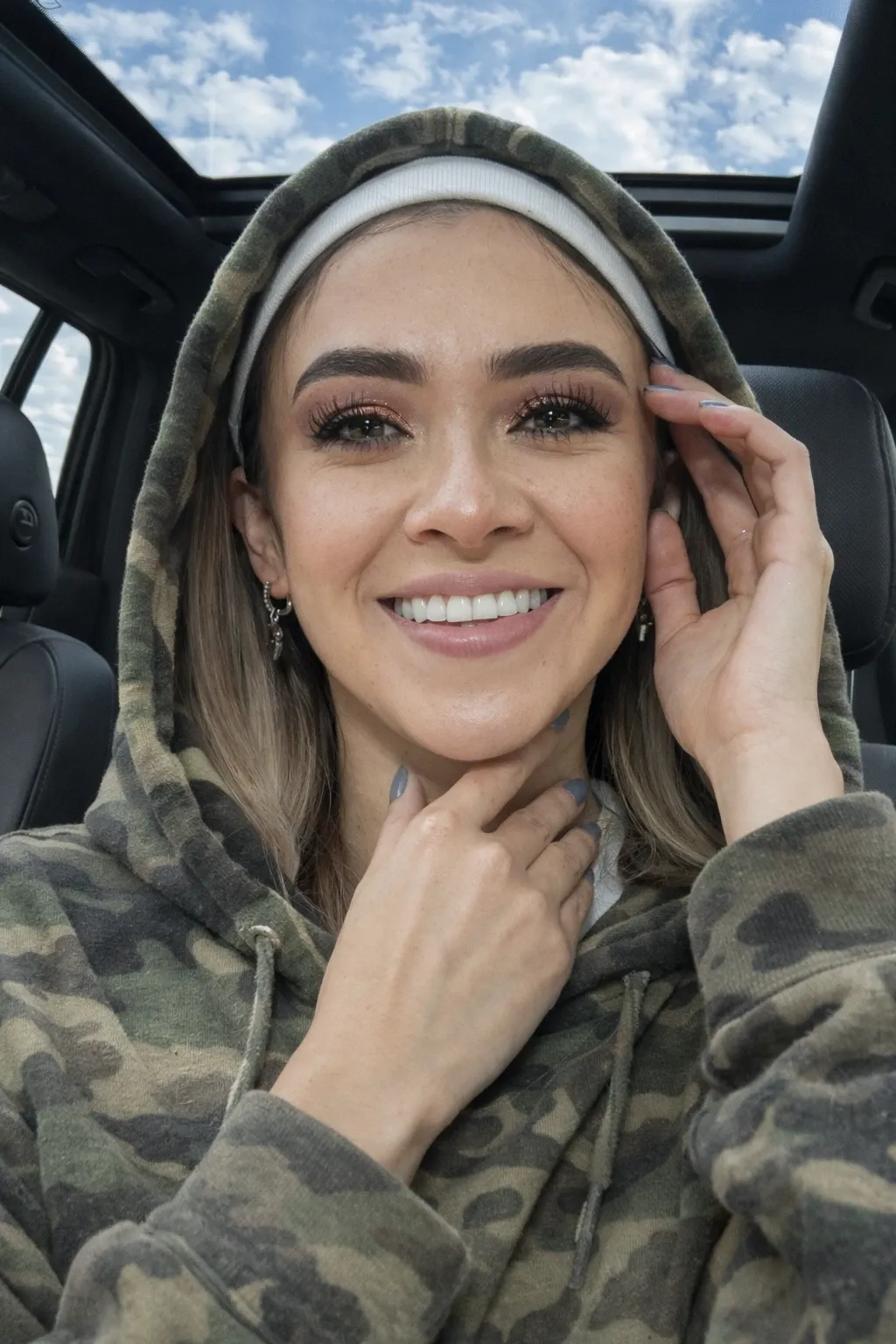 Car Selfie Presence - AIEnhancer